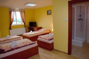 Фото номера Четырехместный номер Отель Hotel i Restauracja Jaskolka г. Alojzów 5